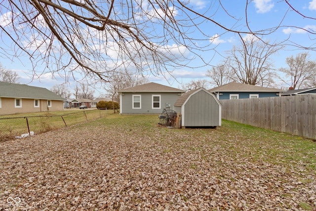 view of yard with a storage shed