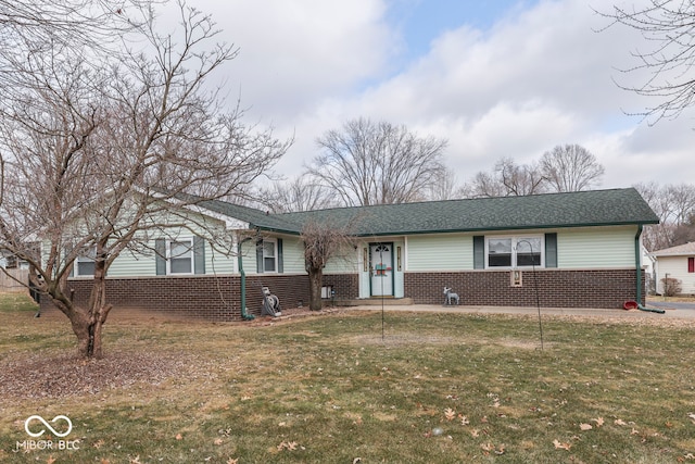 single story home featuring a front lawn