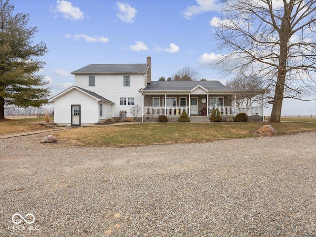view of front of property featuring a front lawn and a porch