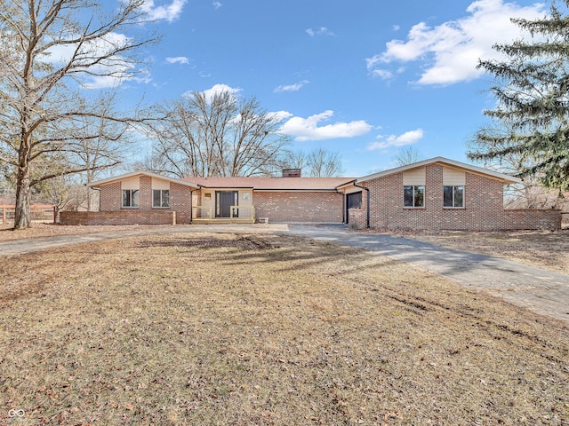 ranch-style home featuring a front lawn