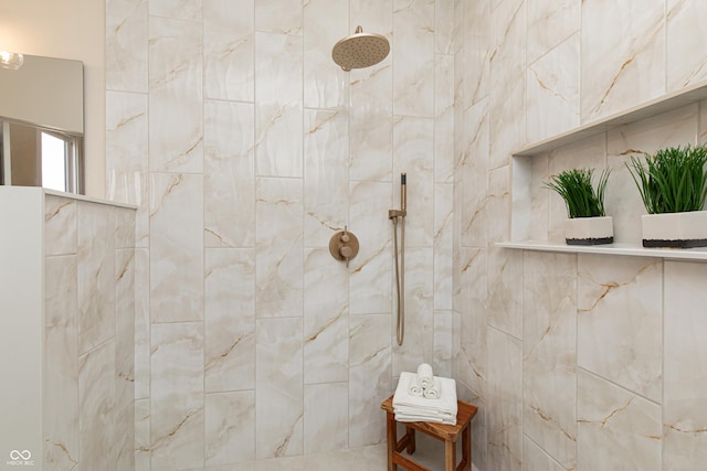 bathroom featuring tiled shower