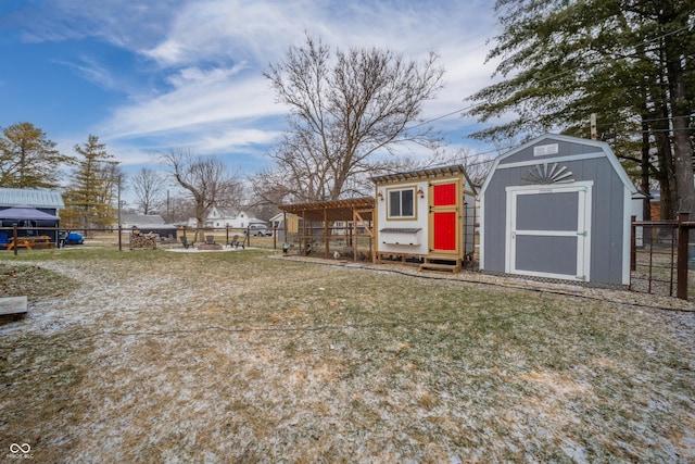 view of yard featuring a storage unit