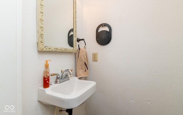 bathroom featuring a sink