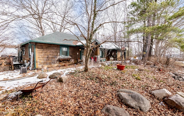 chalet / cabin with roof with shingles