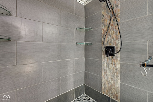 bathroom featuring a tile shower