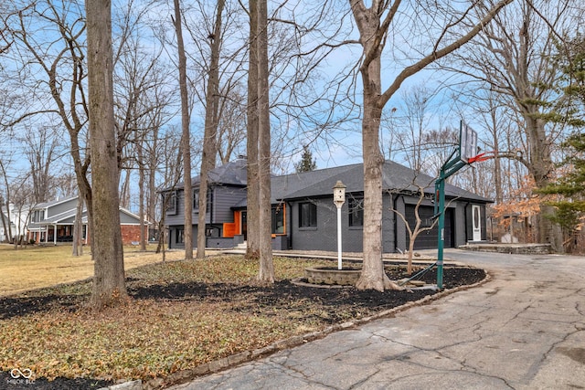 view of front of home featuring a garage and a front lawn