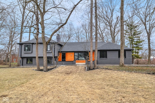 view of front facade featuring a front yard