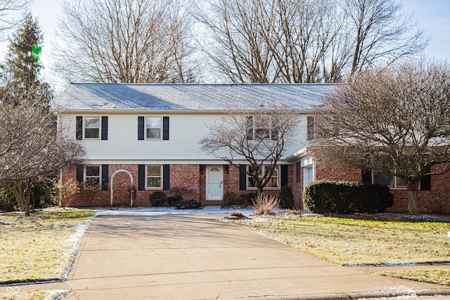 view of front of property with a front yard