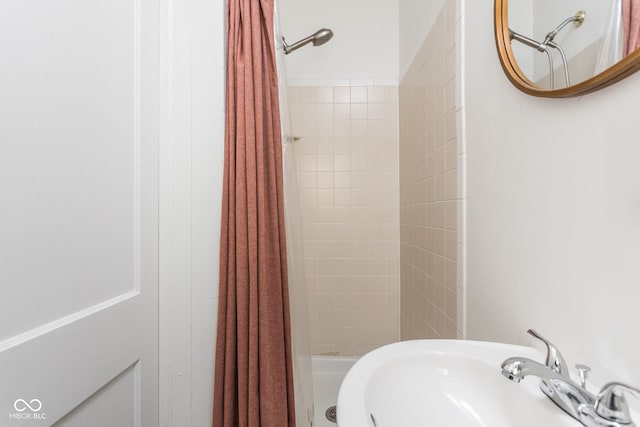 full bathroom featuring a sink and a tile shower