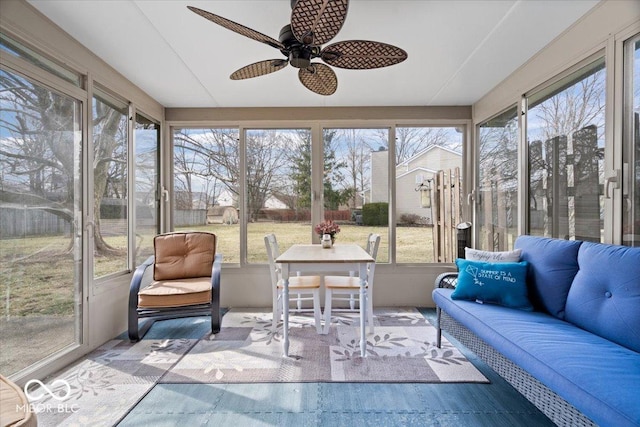 sunroom with ceiling fan