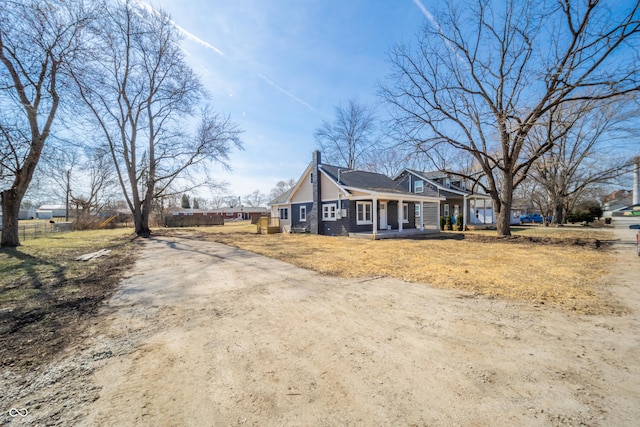 view of front of property with fence and covered porch