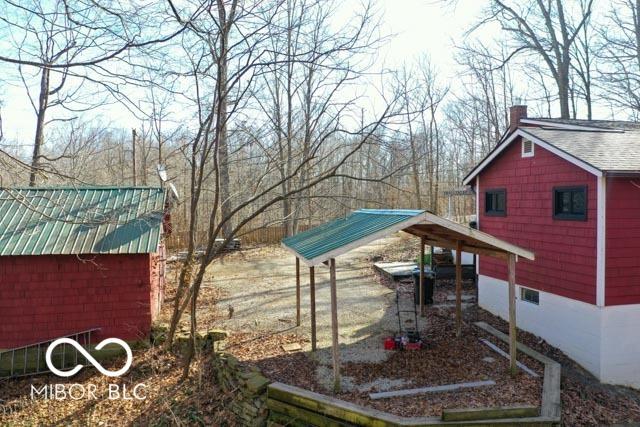 view of yard with an outbuilding