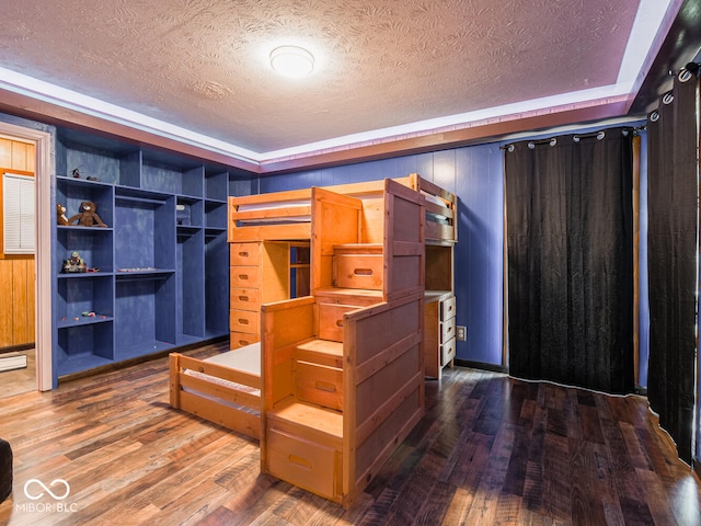 walk in closet with hardwood / wood-style floors