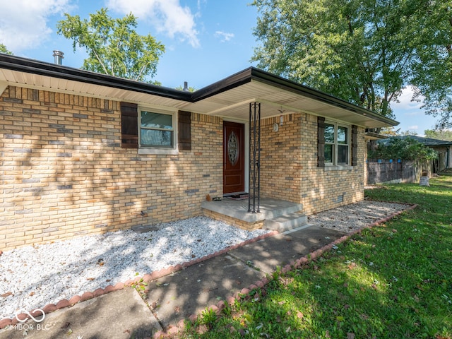 view of front of house featuring a front lawn