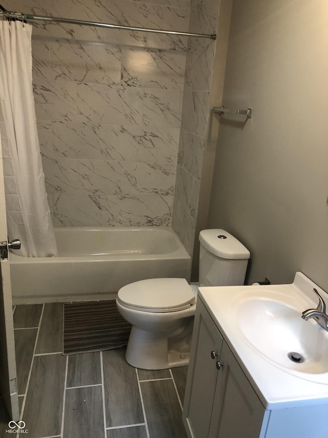 full bathroom featuring shower / bathtub combination with curtain, vanity, and toilet