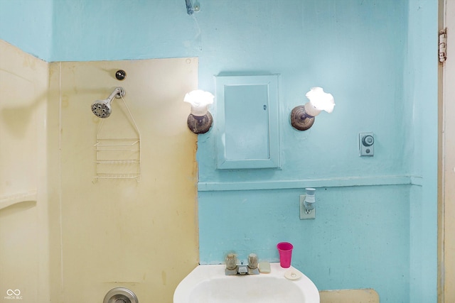 bathroom featuring sink