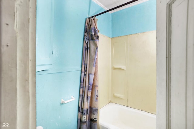 bathroom with shower / tub combo with curtain