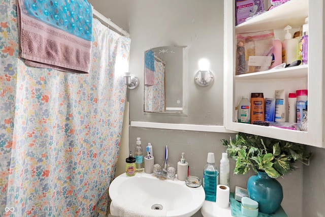 bathroom featuring sink