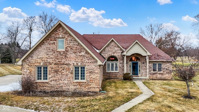 view of front of home featuring a front yard