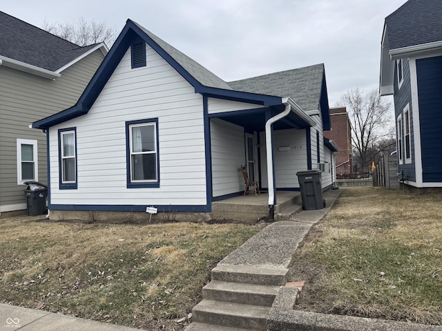 view of front of property featuring a front lawn