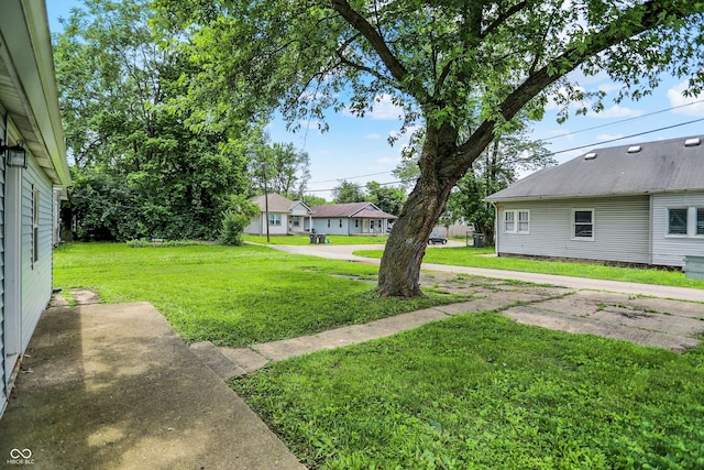 952 N Concord St, Indianapolis, IN 46222 - view of green lawn