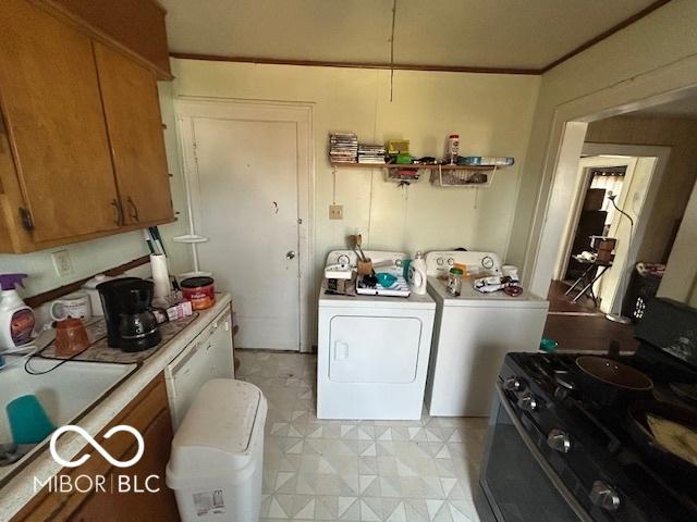 washroom featuring sink and washing machine and dryer