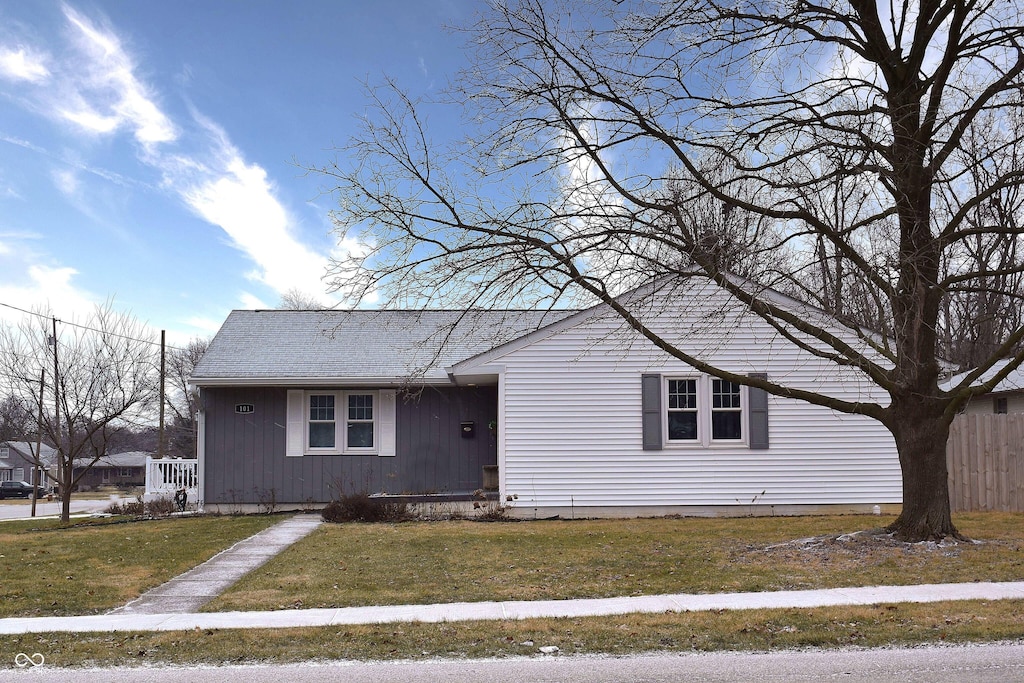 view of front of home with a front lawn