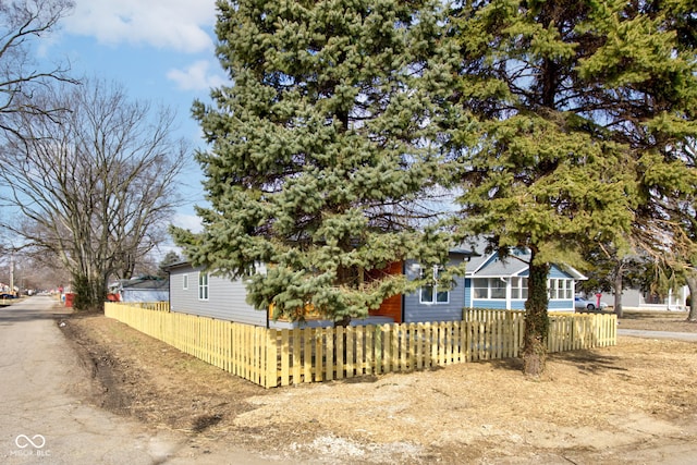 view of side of property featuring a fenced front yard