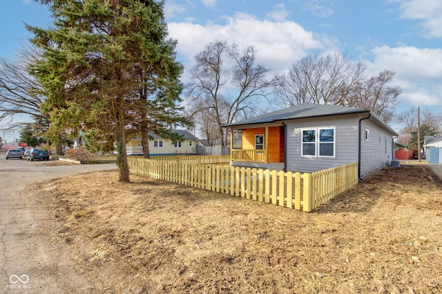 view of front of house featuring a fenced front yard