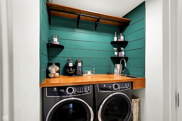 washroom with laundry area, wet bar, a sink, and independent washer and dryer