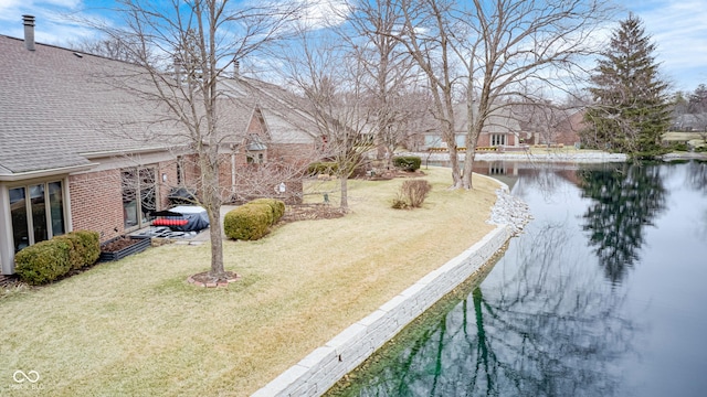 view of yard featuring a water view