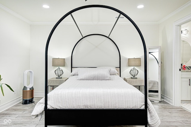 bedroom featuring light wood-style floors, recessed lighting, crown molding, and baseboards