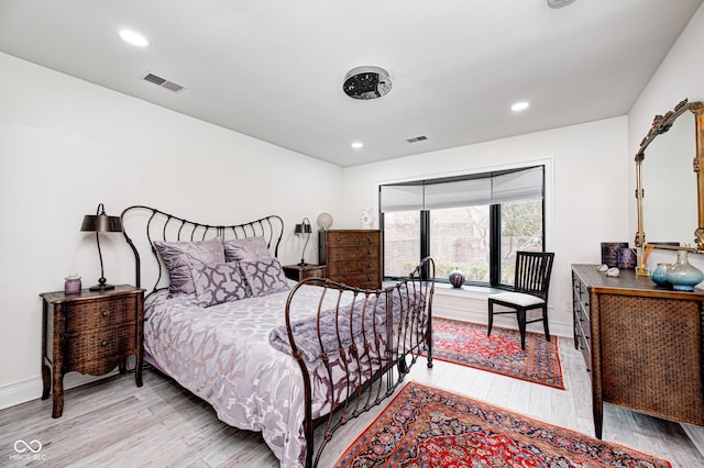 bedroom featuring light wood finished floors, visible vents, and recessed lighting