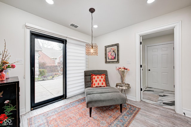 sitting room with light wood-style floors, recessed lighting, visible vents, and baseboards