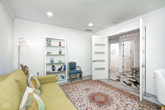 living area with baseboards, visible vents, ornamental molding, wood finished floors, and recessed lighting