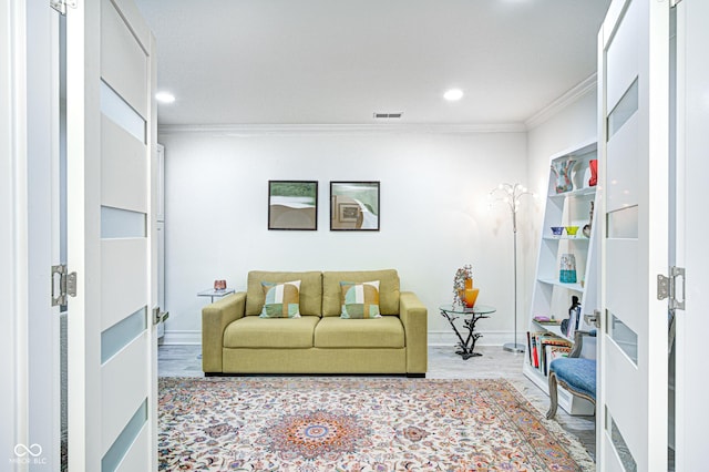 living area featuring baseboards, visible vents, wood finished floors, crown molding, and recessed lighting