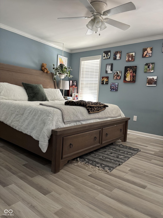 bedroom with light wood-style flooring, baseboards, ceiling fan, and crown molding