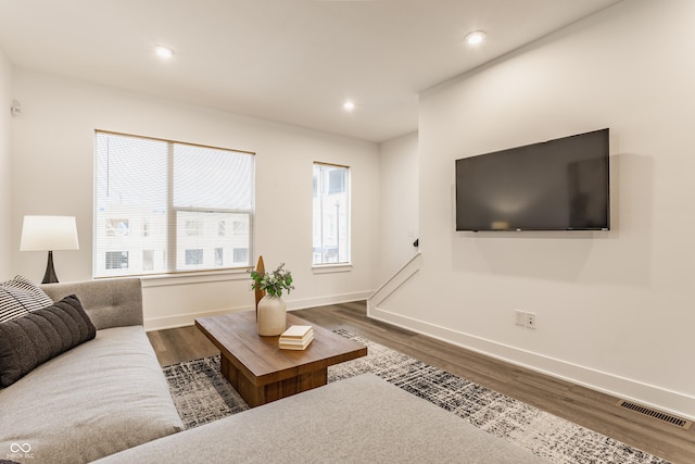 living room with dark wood-type flooring, recessed lighting, visible vents, and baseboards