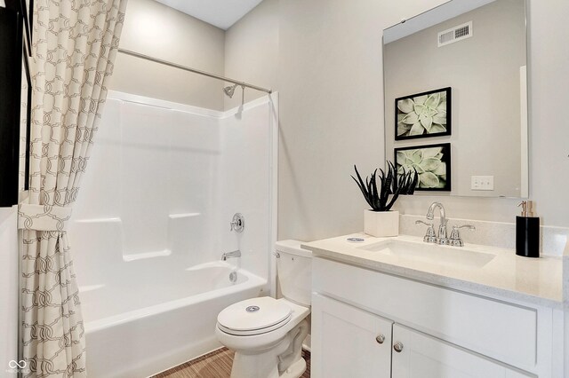 2134 Boxwood Dr, Greenfield, IN 46140 - full bath featuring toilet, shower / bath combo, visible vents, and vanity