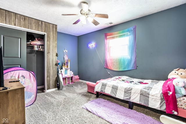 carpeted bedroom with baseboards, visible vents, ceiling fan, a textured ceiling, and a closet