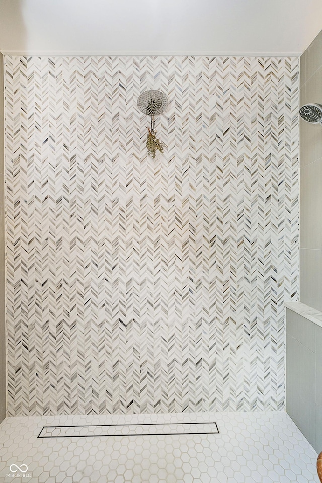 full bathroom featuring a tile shower