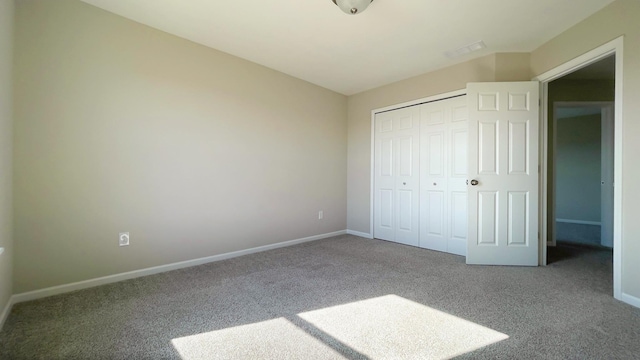 unfurnished bedroom featuring carpet flooring, baseboards, and a closet