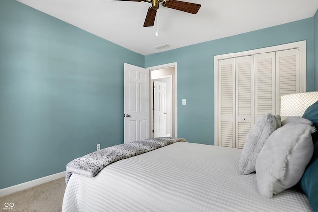 bedroom featuring a closet, visible vents, a ceiling fan, light carpet, and baseboards