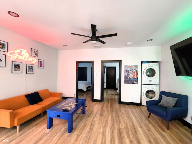 1046 Nelson Ave, Indianapolis, IN 46203 - living room with light wood-style flooring, baseboards, visible vents, a ceiling fan, and stacked washer / drying machine