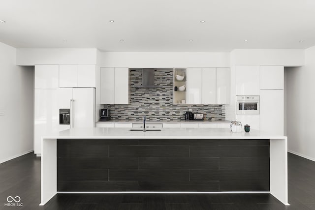 kitchen featuring white cabinets, a large island, and modern cabinets