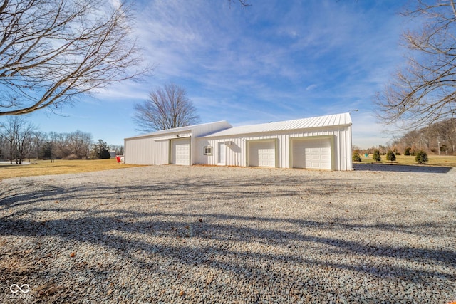 view of front of property featuring a detached garage