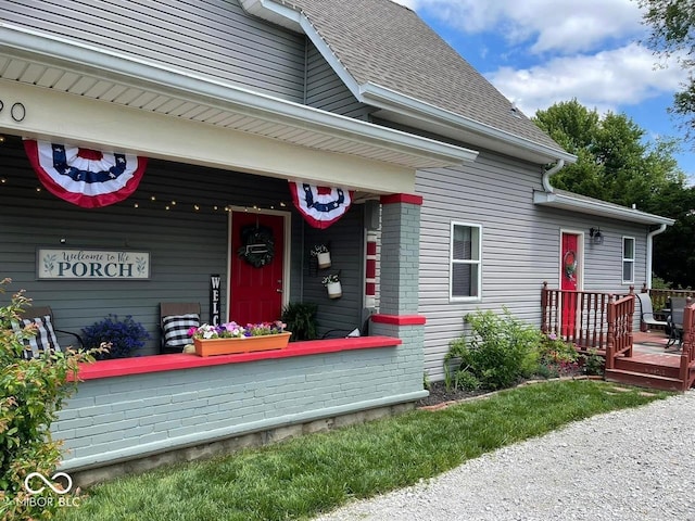 property entrance featuring a shingled roof