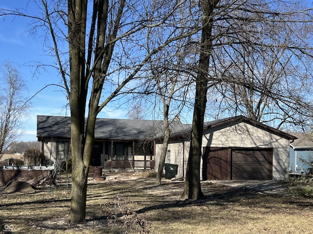 view of front facade with a garage and driveway