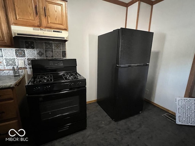 kitchen featuring under cabinet range hood, baseboards, decorative backsplash, black appliances, and brown cabinetry