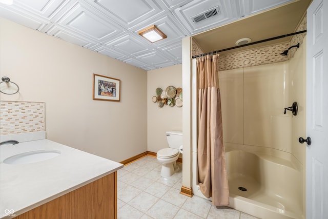 full bath featuring visible vents, toilet, an ornate ceiling, curtained shower, and vanity